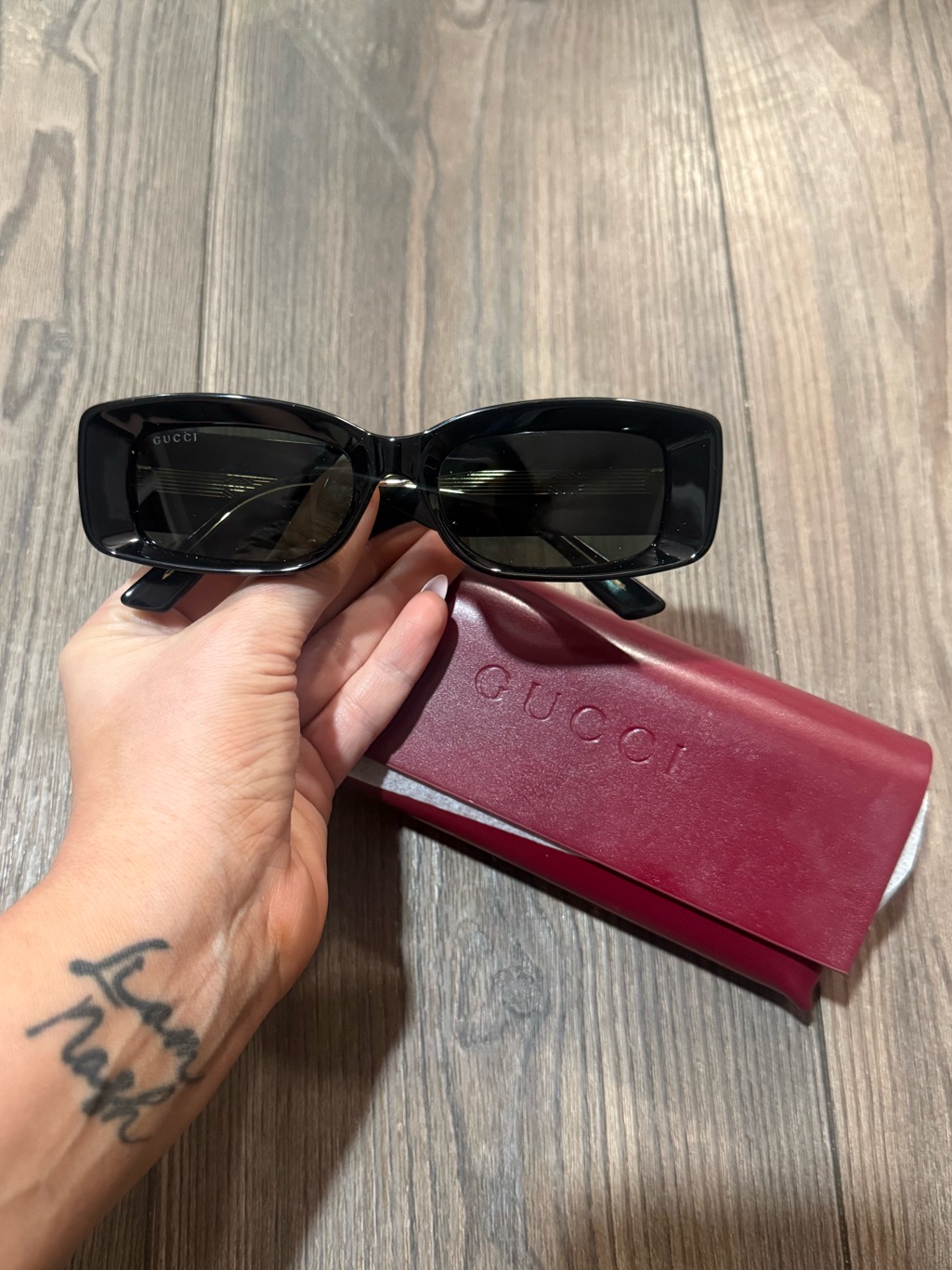 Gucci Gg1528s Black Rectangle Sunglasses Gold Logo Made In Italy Leather Case